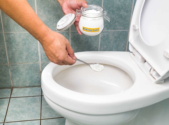 mẹo xử l&yacute; m&ugrave;i h&ocirc;i trong bồn cầu