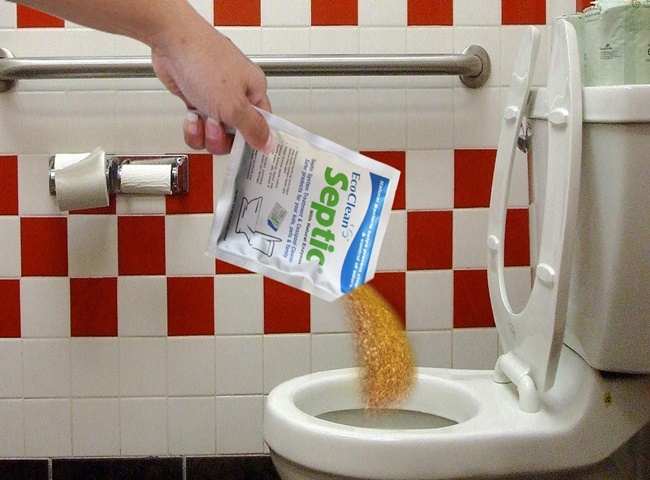 Xử l&yacute; bồn cầu tho&aacute;t chậm với c&aacute;c sản phẩm Enzyme