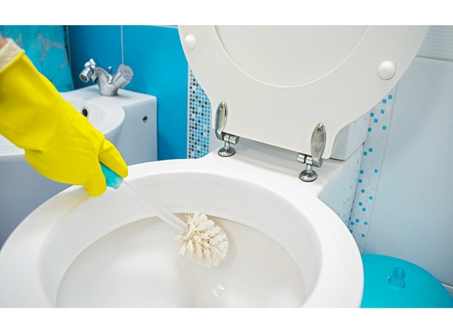 giữ nh&agrave; vệ sinh lu&ocirc;n kh&ocirc; bằng c&aacute;ch lau ch&ugrave;i bồn cầu