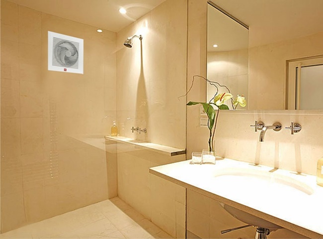 giữ nh&agrave; vệ sinh lu&ocirc;n kh&ocirc;  bằng quạt th&ocirc;ng gi&oacute;