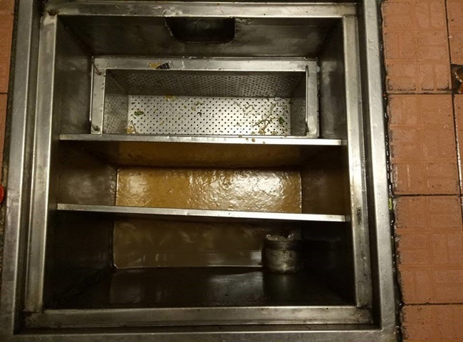 Đơn vị h&uacute;t hầm mỡ giúp khách hàng ph&acirc;n loại b&ecirc;̉ tách mỡ