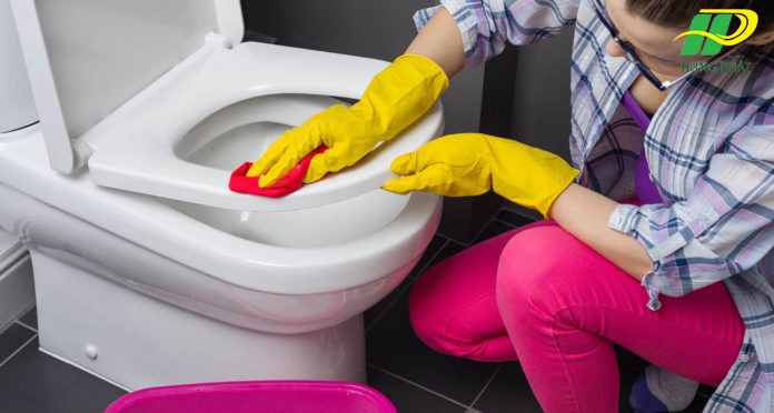 Loai-bo-mui-hoi-nha-ve-sinh-lau-dai