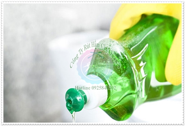 Th&ocirc;ng nghẹt bồn cầu bằng nước rửa b&aacute;t v&agrave; nước n&oacute;ng.