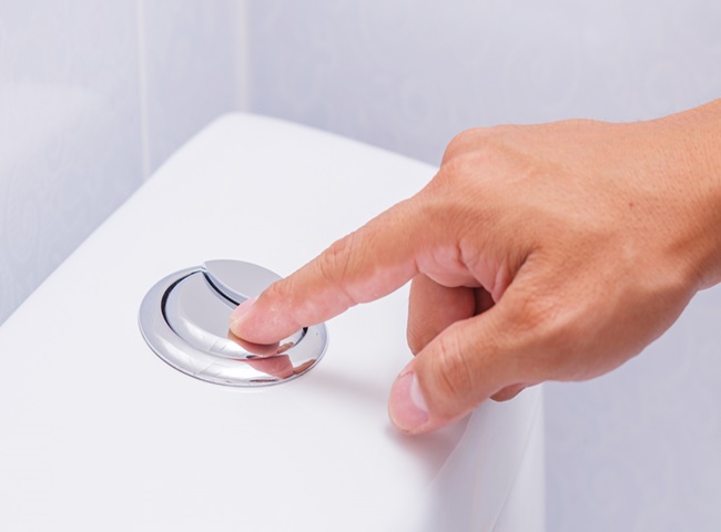 bồn cầu xả nước kh&ocirc;ng xo&aacute;y do kh&ocirc;ng đủ lực