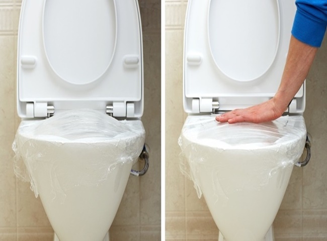 xử l&yacute; bồn cầu r&uacute;t nước yếu bằng băng keo v&agrave; bọc nilon