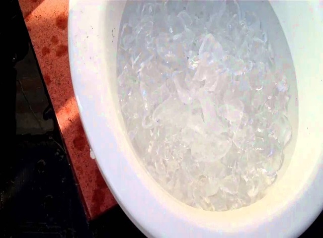 xử l&yacute; bồn cầu r&uacute;t nước yếu bằng đ&aacute; lạnh