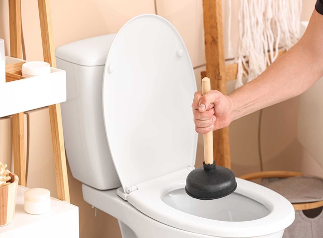 xử l&yacute; bồn cầu r&uacute;t nước yếu bằng pittong cao su