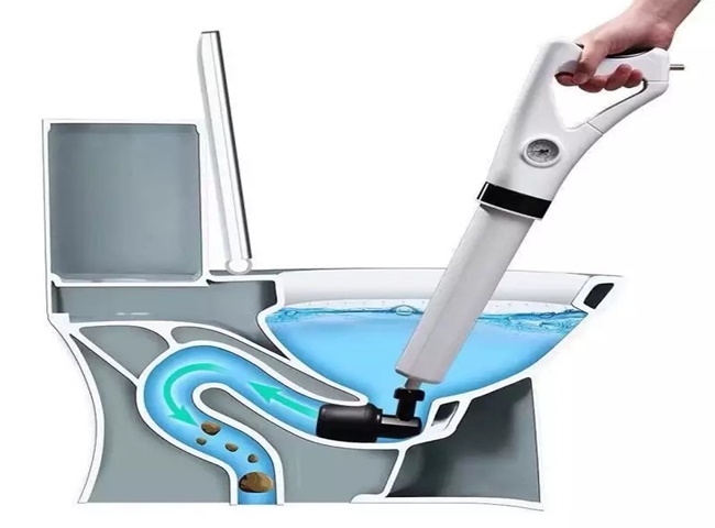 xử l&yacute; bồn cầu thiếu hơi bằng m&aacute;y h&uacute;t bụi đa năng