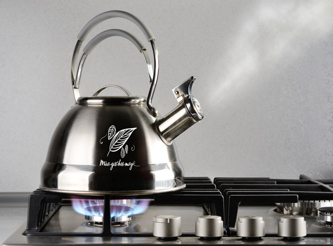 D&ugrave;ng nước s&ocirc;i xử l&yacute; bồn cầu xả nước chậm